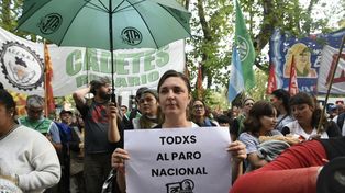 Gremios y organizaciones de Rosario se movilizaron junto a los jubilados y realizaron un acto frente la plaza San Martín.