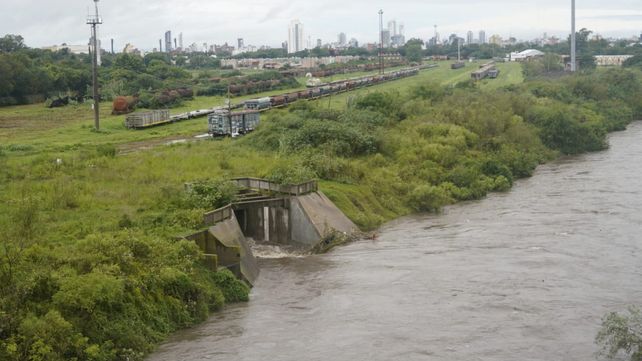 Arroyo Ludueña; postales de una crecida que genera inconvenientes aunque sin riesgo de desborde