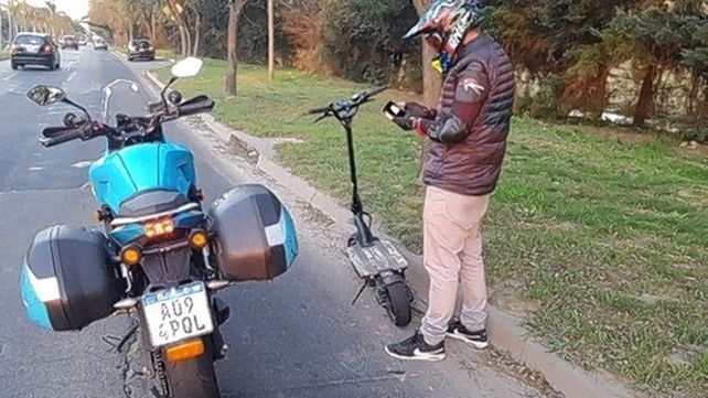 El conductor del monopatín que viajó a 100 kilómetros por hora en la Panamericana.&nbsp;