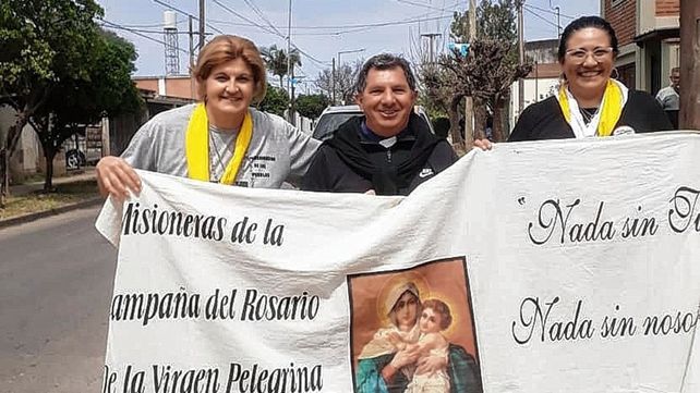 Peregrinación. El padre Sergio Hayy acompañó a la comunidad diamantina que viajó a Corrientes.