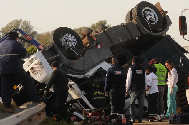 Así quedó el camión que volcó sobre la ruta nº168.