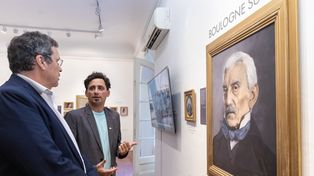 Gigliazza (de frente) junto a los cuadros dispuestos en el Cabildo porteño.