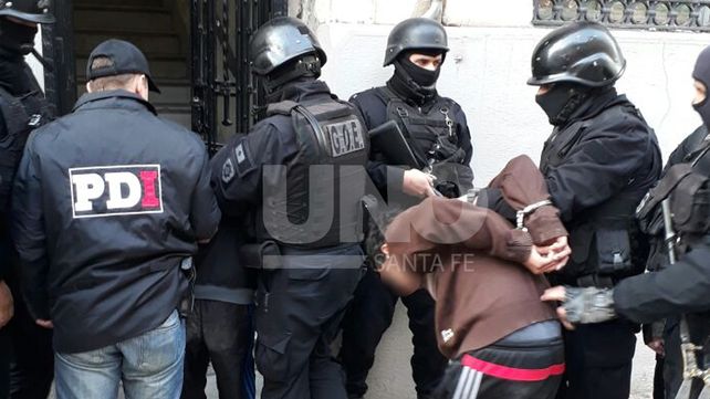 B° San Lorenzo: siete allanamientos, cuatro detenidos y un arma de guerra secuestrada