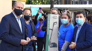 Perotti y Arroyo entregaron materiales y herramientas a beneficiarios del programa potenciar trabajo en rosario