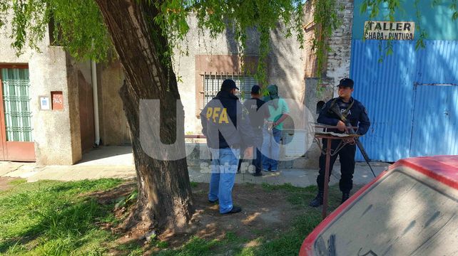 Rodeado. Los dos hombres fueron identificados Rodeado. Los dos hombres fueron identificados