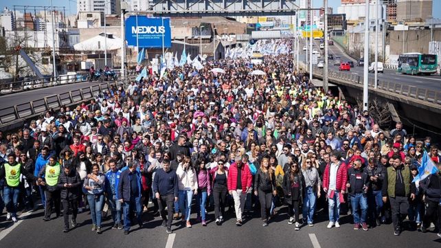 Multitudinaria marcha a Plaza de Mayo tras el atentado contra la vicepresidenta de la Nación