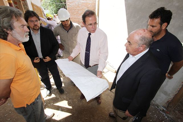 Inspeccionan las obras de los centros de salud en Barrio Acería y San José