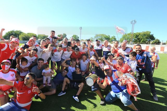 El plantel de Atlético Paraná llegó a la ciudad y festejó con su gente en el Pedro Mutio