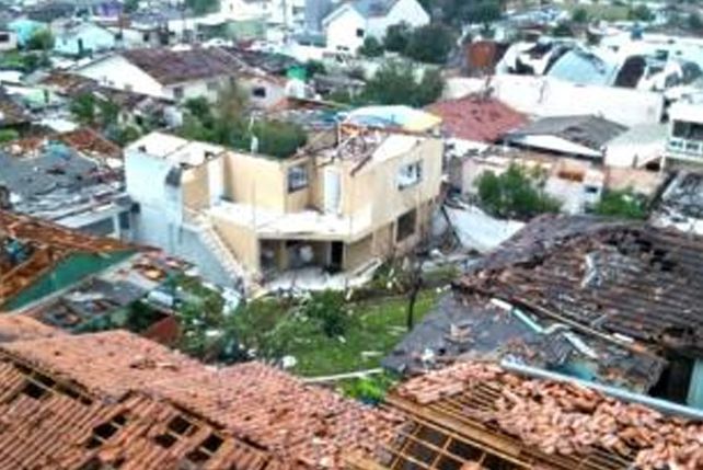 Dos muertos y 120 heridos por un tornado en el sur de Brasil