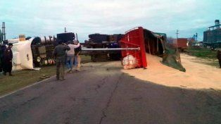 Un camionero sufrió lesiones leves tras despistar y volcar en la ruta 18