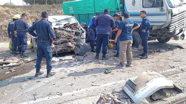 Victoria: un muerto al chocar un camión y una camioneta