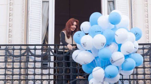 Militantes del peronismo se movilizaron a la casa de Cristina Fernández en Constitución