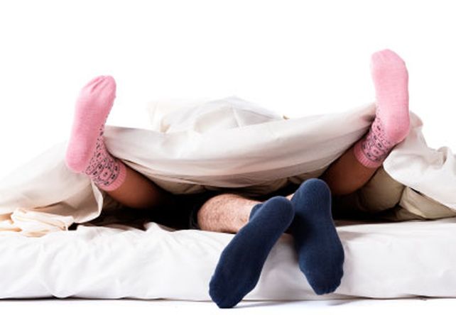 Destacan los beneficios de mantener relaciones con abrigo en los pies.