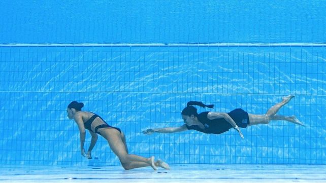 Andrea Fuentes nada para rescatar a Ana Álvarez en Budapest.