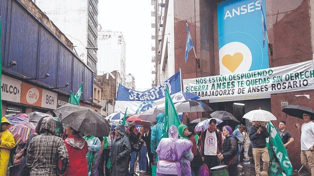 El gobierno aprovechó el fin de semana largo para despedir a 15 mil empleados del Estado.