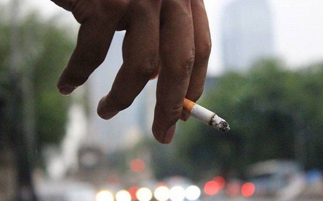 Mendoza prohíbe fumar en plazas y cerca de escuelas y hogares para ancianos