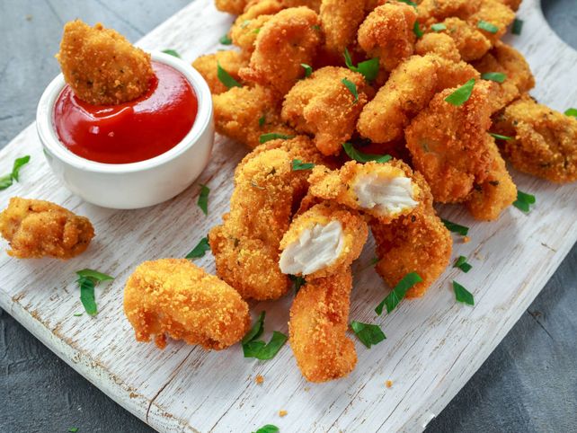 Una niñera les dio patitas de pollo a niños y ahora la madre le reclama un resarcimiento económico