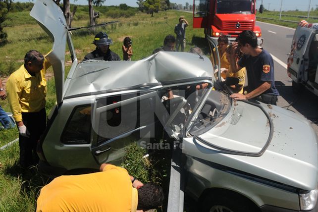 Chocó con un guardarrail que le atravesó el auto y sobrevivió Chocó con un guardarrail que le atravesó el auto y sobrevivió