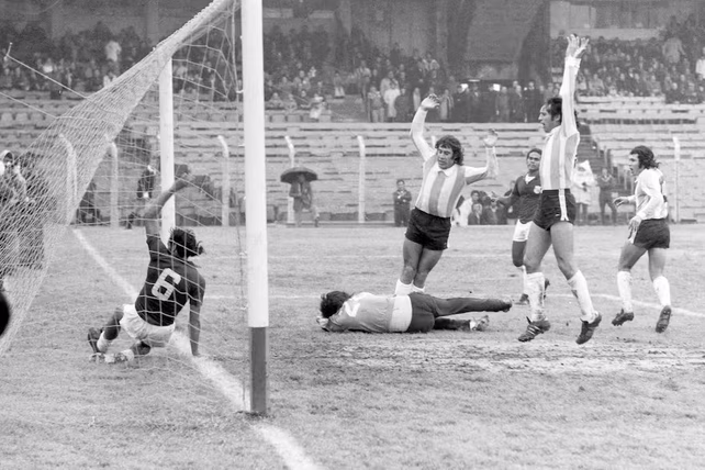 Daniel Killer celebra uno de sus goles para la selección argentina. También festejan Luque y Bóveda.