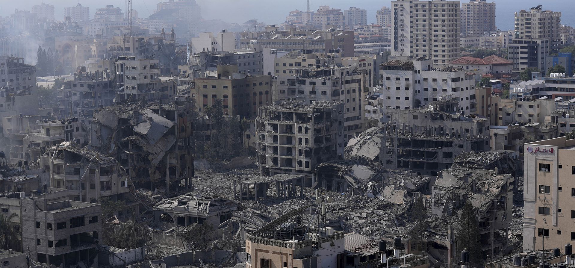 La destrucción causada por los bombardeos aéreos israelíes se ve en la ciudad de Gaza, el miércoles 11 de octubre de 2023. (Foto AP/Adel Hana) La destrucción causada por los bombardeos aéreos israelíes se ve en la ciudad de Gaza, el miércoles 11 de octubre de 2023. (Foto AP/Adel Hana)