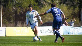 Tomás Salteño domina e intenta iniciar un avance para el Canalla. El volante fue el autor del primer gol de Central en La Plata.
