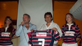 Otros tiempos. Salinas, micrófono en mano, cuando esponsoreó un club de rugby.