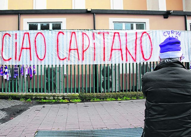 adiós. Los hinchas de Fiorentina y Cagliari retiraron ayer la camiseta número 13