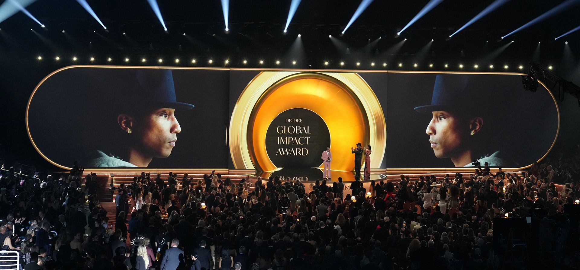 Pharrell Williams recibe el premio Dr. Dre Global Impact durante la 68.ª edición de los Premios Grammy, el domingo 1 de febrero de 2026, en Los Ángeles. Q-Tip observa desde la derecha. (Foto AP/Chris Pizzello)