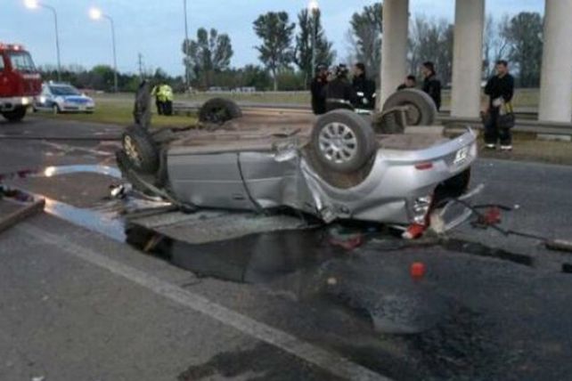 Tres muertos al caer un auto de un puente en la Autopista a Rosario