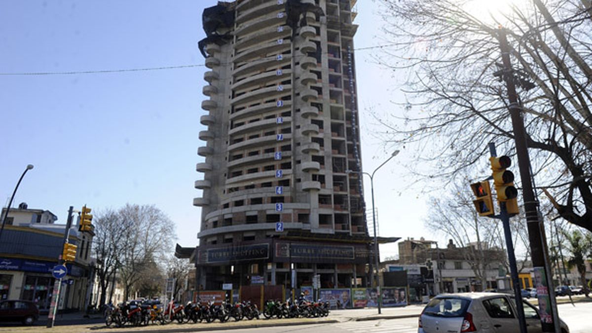 Avalan la construcción de una torre dos veces más alta de lo permitido