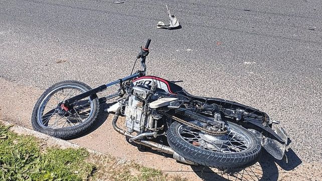 Motociclistas muy graves a causa de choques con autos