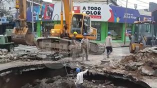 Así está el socavón de Rivadavia y Bulevar