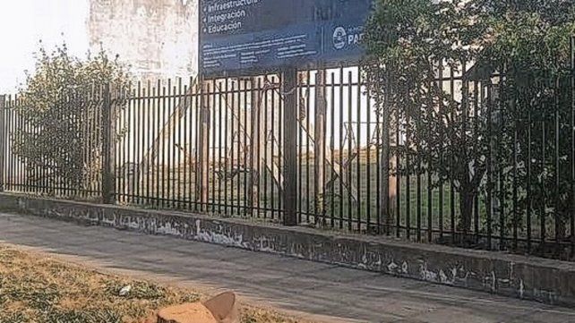 Enojo: cortaron una palmera que tapaba el cartel de una obra