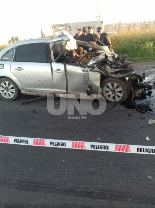 Violento choque frontal con un automovilista muerto y un camionero grave