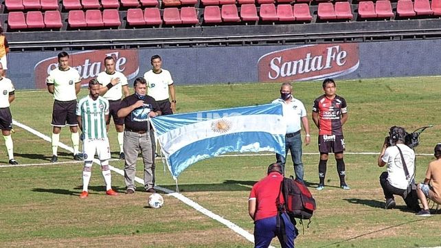 Emotivo homenaje de Colón y Argentinos a excombatientes de Malvinas.