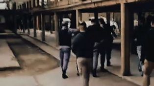 Emerenciano Sena salió custodiado del hospital y fue abucheado e insultado.