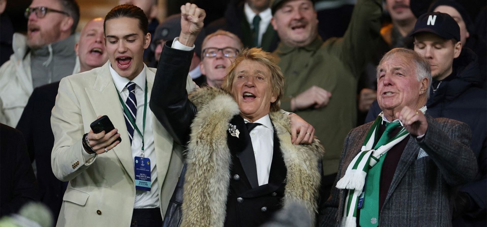 El cantante Rod Stewart y su hijo Alastair Wallace Stewart son fotografiados en la tribuna antes del partido por la Liga de Campeones ente Celtic y BSC Young Boys, en Glasgow, Escocia, Foto: REUTERS/Russell El cantante Rod Stewart y su hijo Alastair Wallace Stewart son fotografiados en la tribuna antes del partido por la Liga de Campeones ente Celtic y BSC Young Boys, en Glasgow, Escocia, Foto: REUTERS/Russell