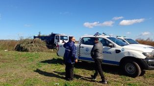 La Secretaría de Control municipal remitió al corralón a dos grandes camiones volquete por arrojar desechos en un descampado.