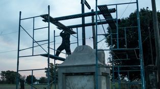 Los trabajos de restauración son llevados adelante por el muralista Claudio Capone a pedido de la Comuna de Timbúes.