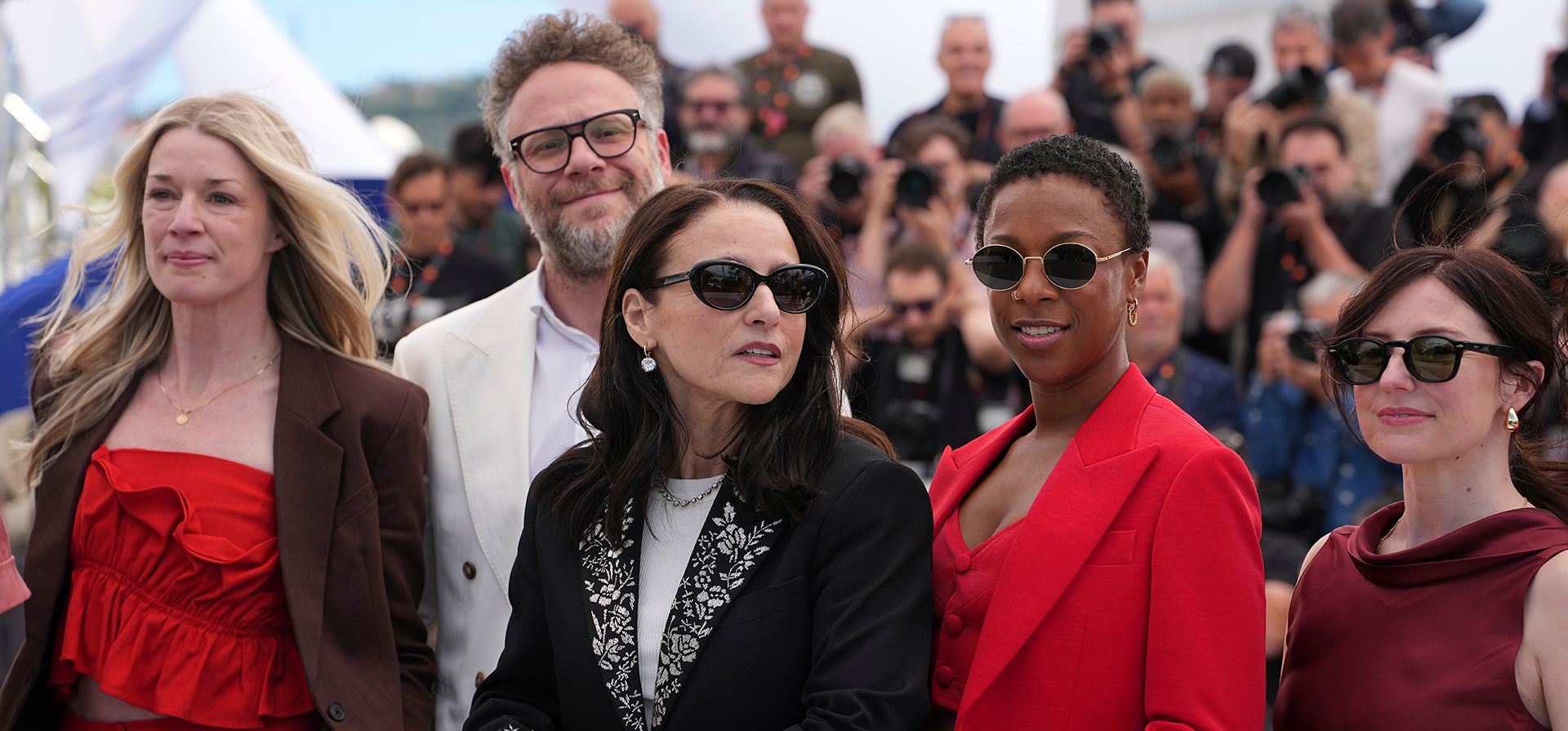 La directora Leah Nelson, junto a Seth Rogen, Julia Louis-Dreyfus, Samira Wiley y Sugar Lyn Beard, posan para los fotógrafos en la sesión fotográfica de la película 