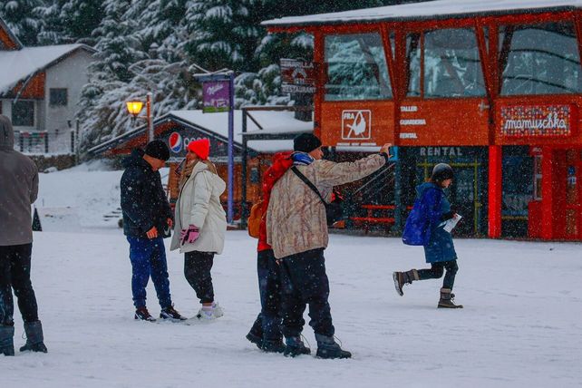 Las primeras nevadas comenzaron a precipitarse sobre las ciudades linderas a la coordillera de los Andes.