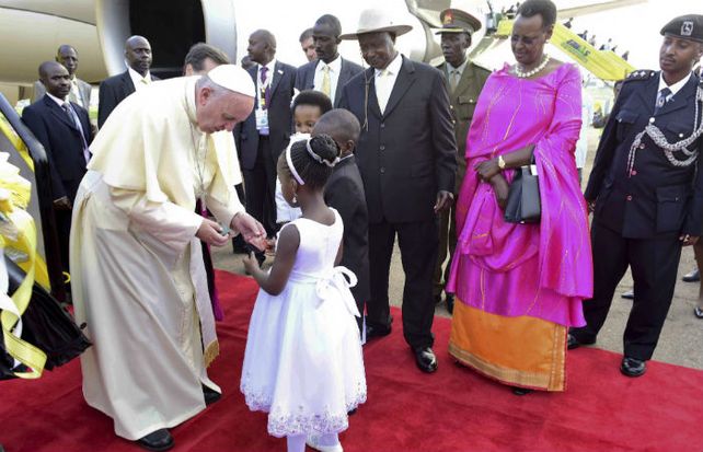 El Papa es saludao por las hijas del presidente de Uganda