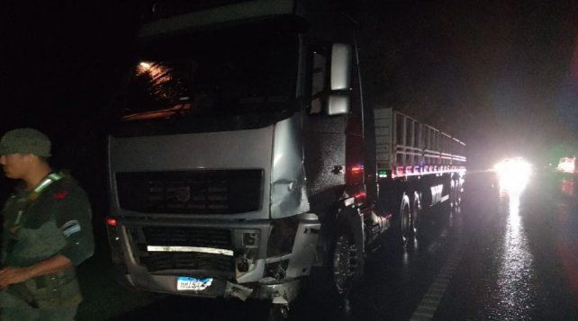 &nbsp;Un auto y un camión