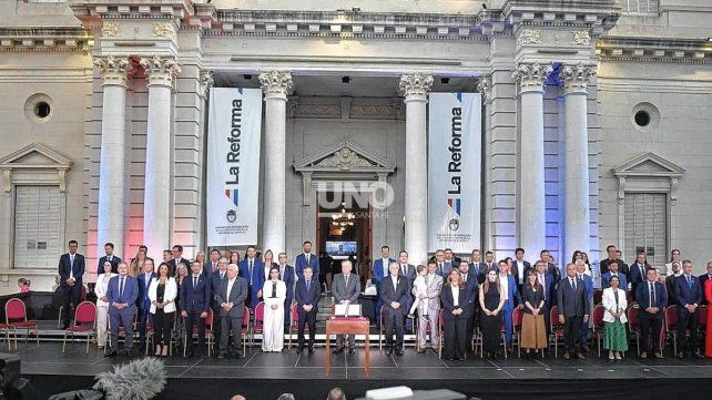 Broche final. Se juró la nueva Constitución en Santa Fe. Foto: José Busiemi / UNO Santa Fe