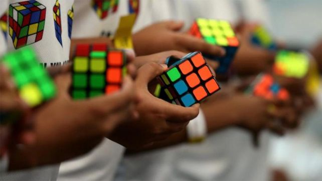 El cubo Rubik fascina a grandes y chicos.
