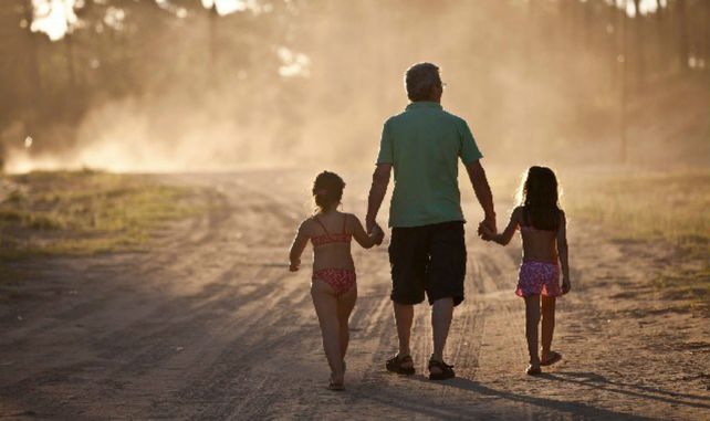 Obligan a un padre a cumplir sus responsabilidades tras negarse por miedo a  contagiarlas