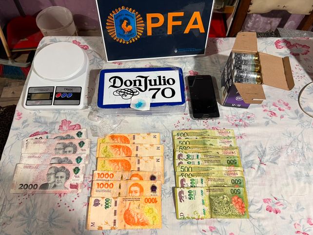 Ladrillos de cocaína con un sello inédito: 13 detenidos en pocas cuadras de Las Flores Sur