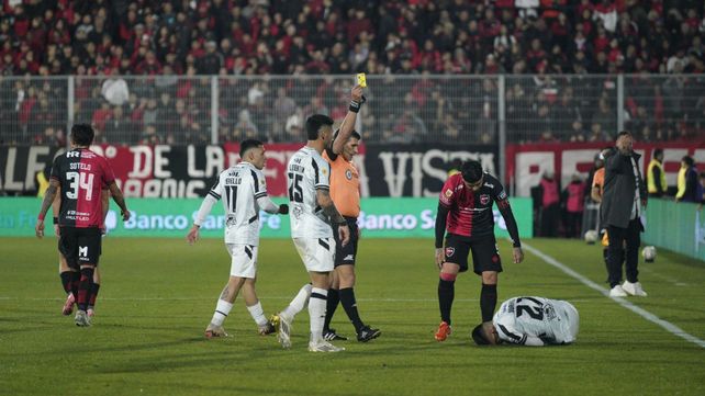 Andrés Merlos le muestra la tarjeta amarilla a Ever Banega luego de una falta que pareció merecer la roja.&nbsp;