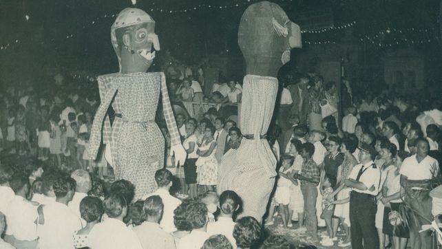 El carnaval impulsado por Luis Cándido Carballo fue replicado un año después, en 1962, con una masiva convocatoria sobre Bv. Oroño en el Parque Independencia. Foto: Museo de la Ciudad