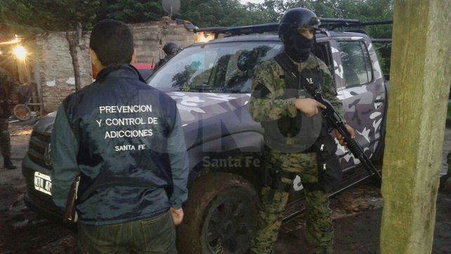 Cayeron seis vendedores de drogas con armas, balas y estupefacientes